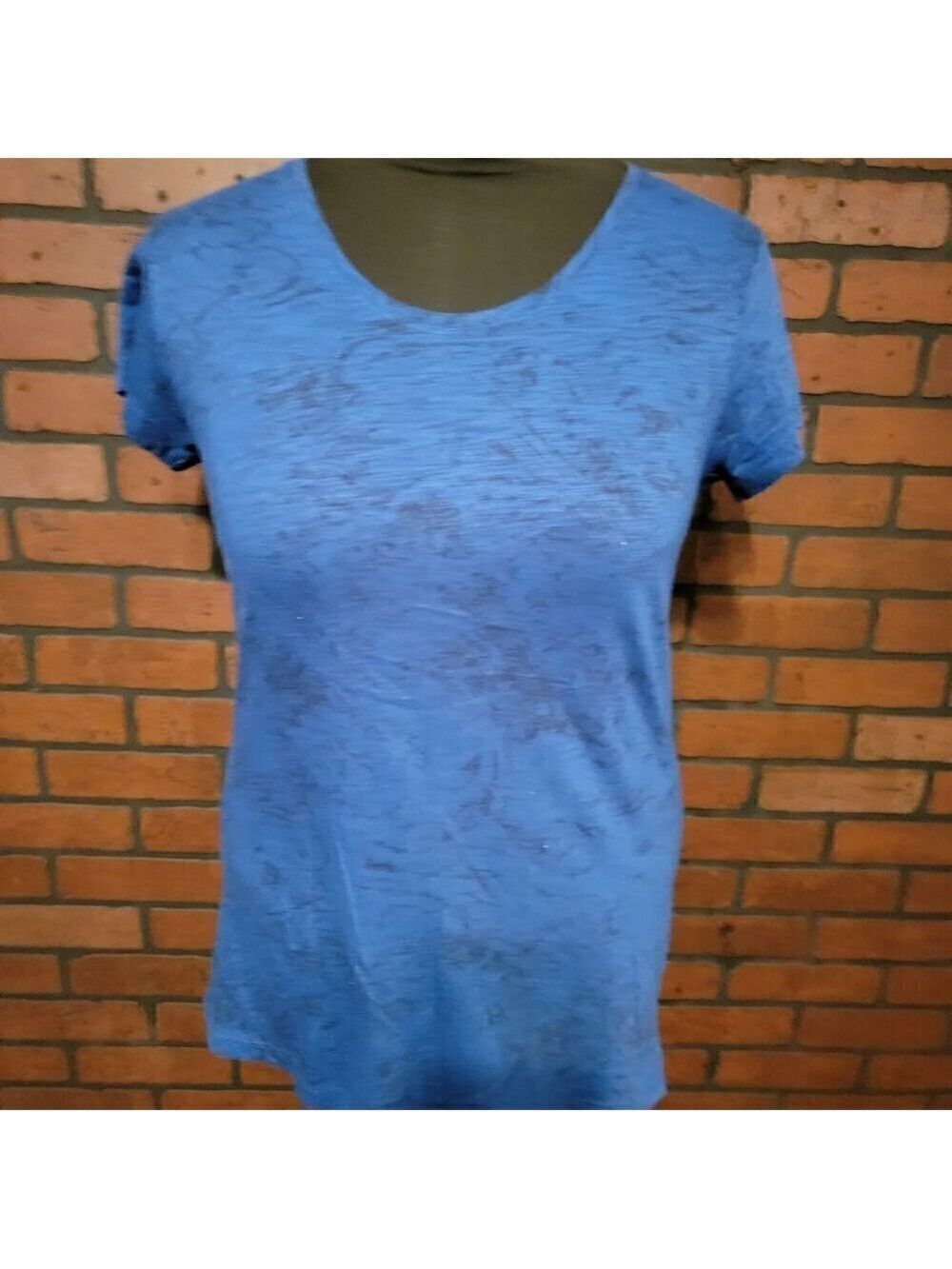 Daisy Fuentes My Favorite T scoop Neck Slim Fit Cut Cap sleeves - Size LG. Blue